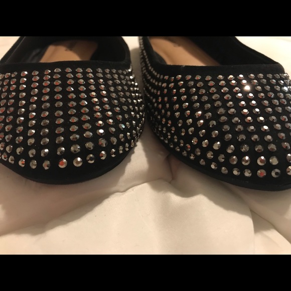 Embellished black shoe. - Picture 2 of 3